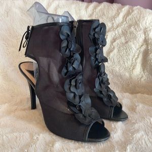 Funky mesh leather detailed bootie